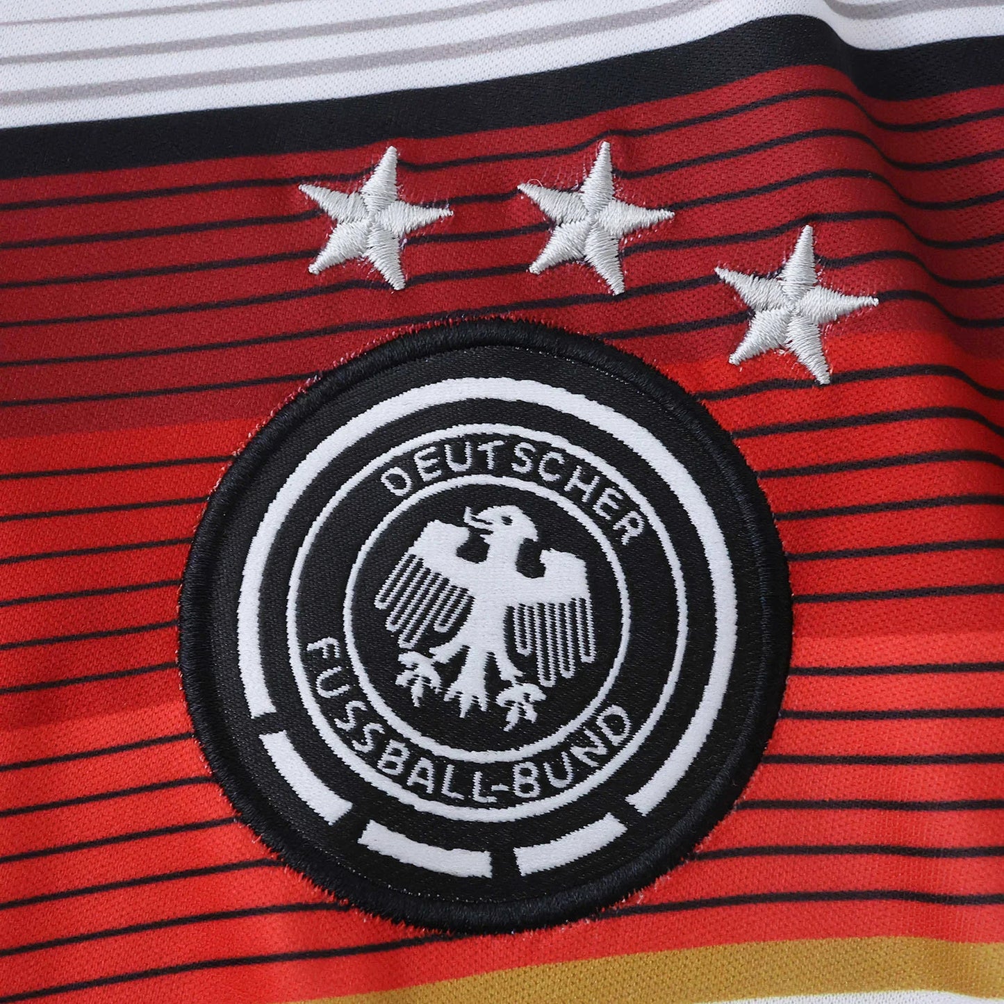 Detalhe camisa Alemanha oficial infantil Kit Mini Mantos com escudo e estrelas em destaque