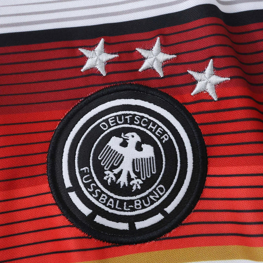 Detalhe camisa Alemanha oficial infantil Kit Mini Mantos com escudo e estrelas em destaque