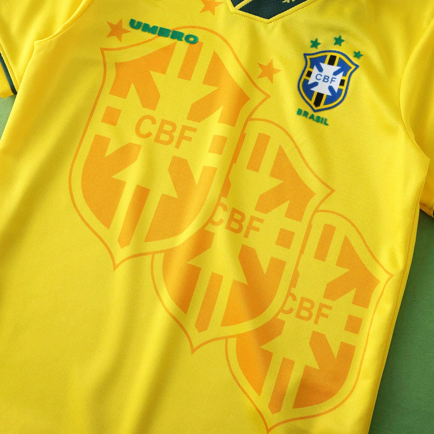 Camisa oficial Brasil infantil Umbro, kit Mini Mantos com escudo e estrelas