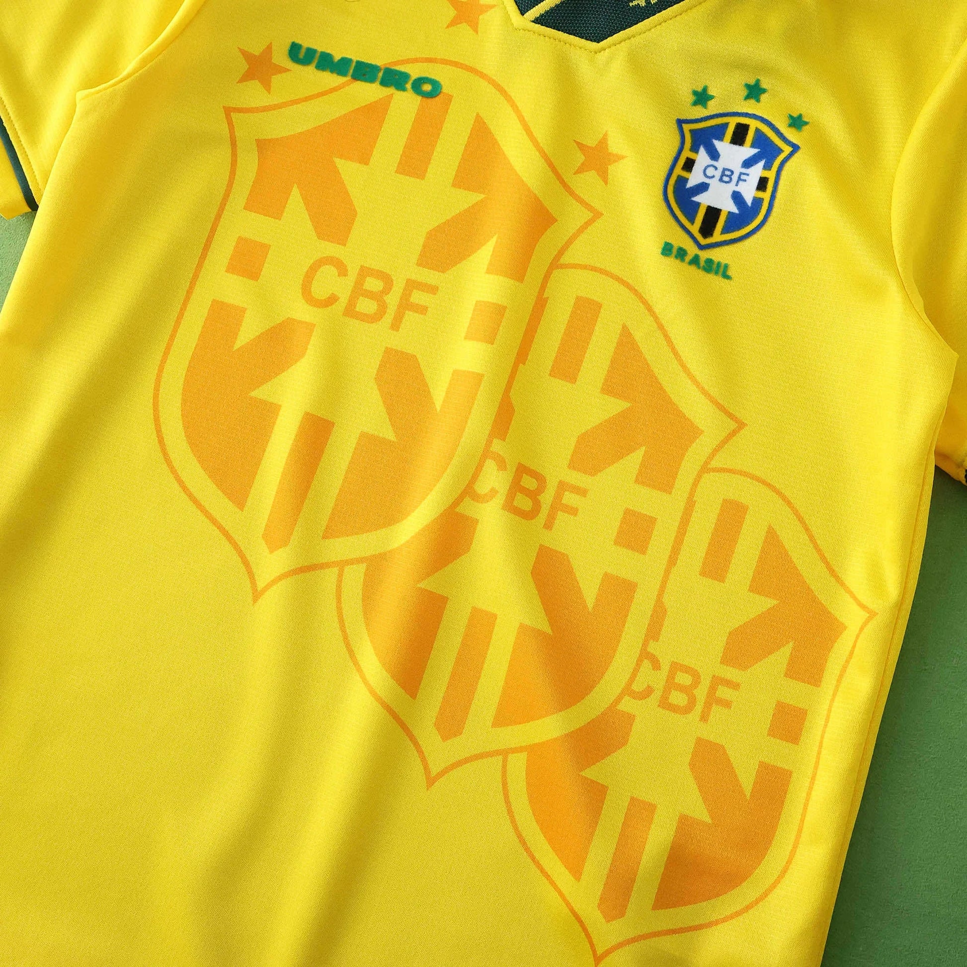Camisa oficial Brasil infantil Umbro, kit Mini Mantos com escudo e estrelas