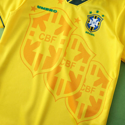 Camisa oficial Brasil infantil Umbro, kit Mini Mantos com escudo e estrelas