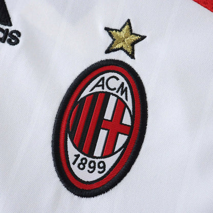 Camisa infantil oficial AC Milan, kit Mini Mantos. Detalhe do escudo
