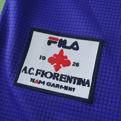 Mini Mantos: Kit oficial camisa infantil A.C. Fiorentina roxa, com logo Fila e lírio de Florença na etiqueta