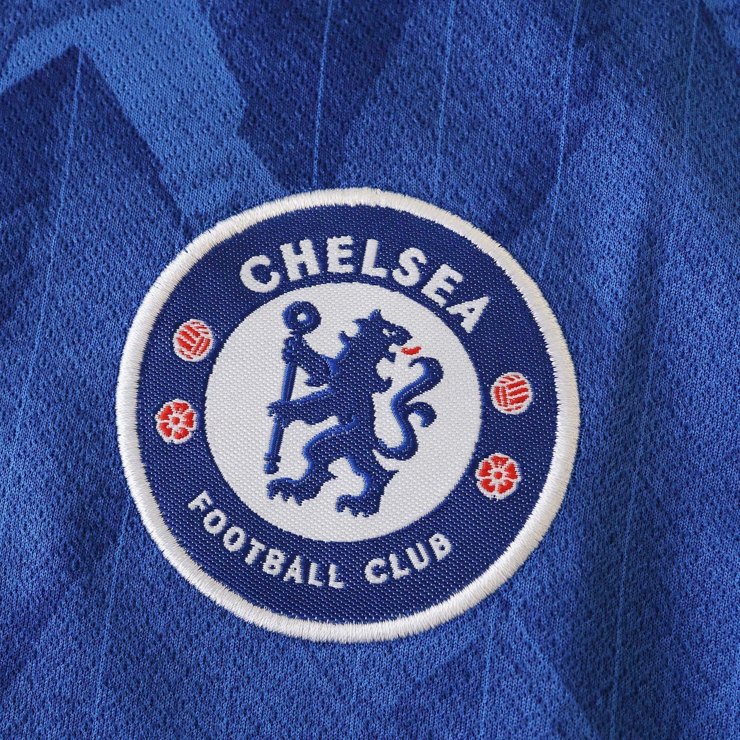 Kit camisa oficial Chelsea azul infantil Mini Mantos, detalhe do tecido e escudo bordado