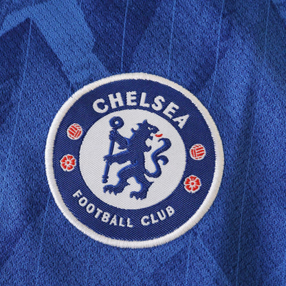 Kit camisa oficial Chelsea azul infantil Mini Mantos, detalhe do tecido e escudo bordado