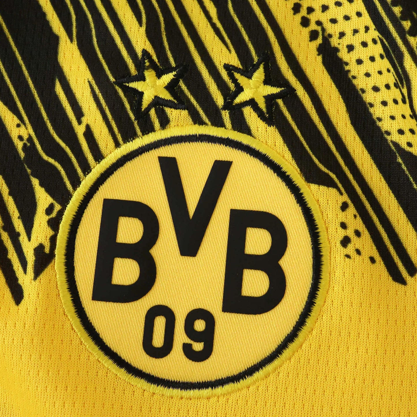 Camisa oficial Borussia Dortmund infantil, kit Mini Mantos. Detalhe do escudo BVB 09 e estampa amarela e preta