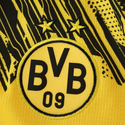 Camisa oficial Borussia Dortmund infantil, kit Mini Mantos. Detalhe do escudo BVB 09 e estampa amarela e preta