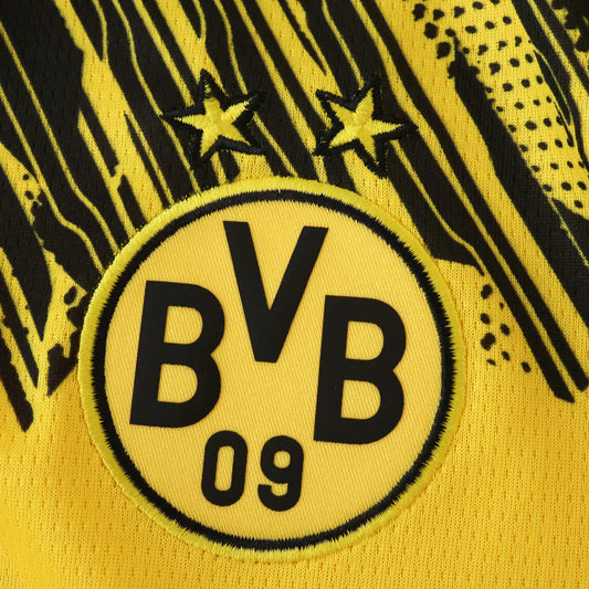 Camisa oficial Borussia Dortmund infantil, kit Mini Mantos. Detalhe do escudo BVB 09 e estampa amarela e preta