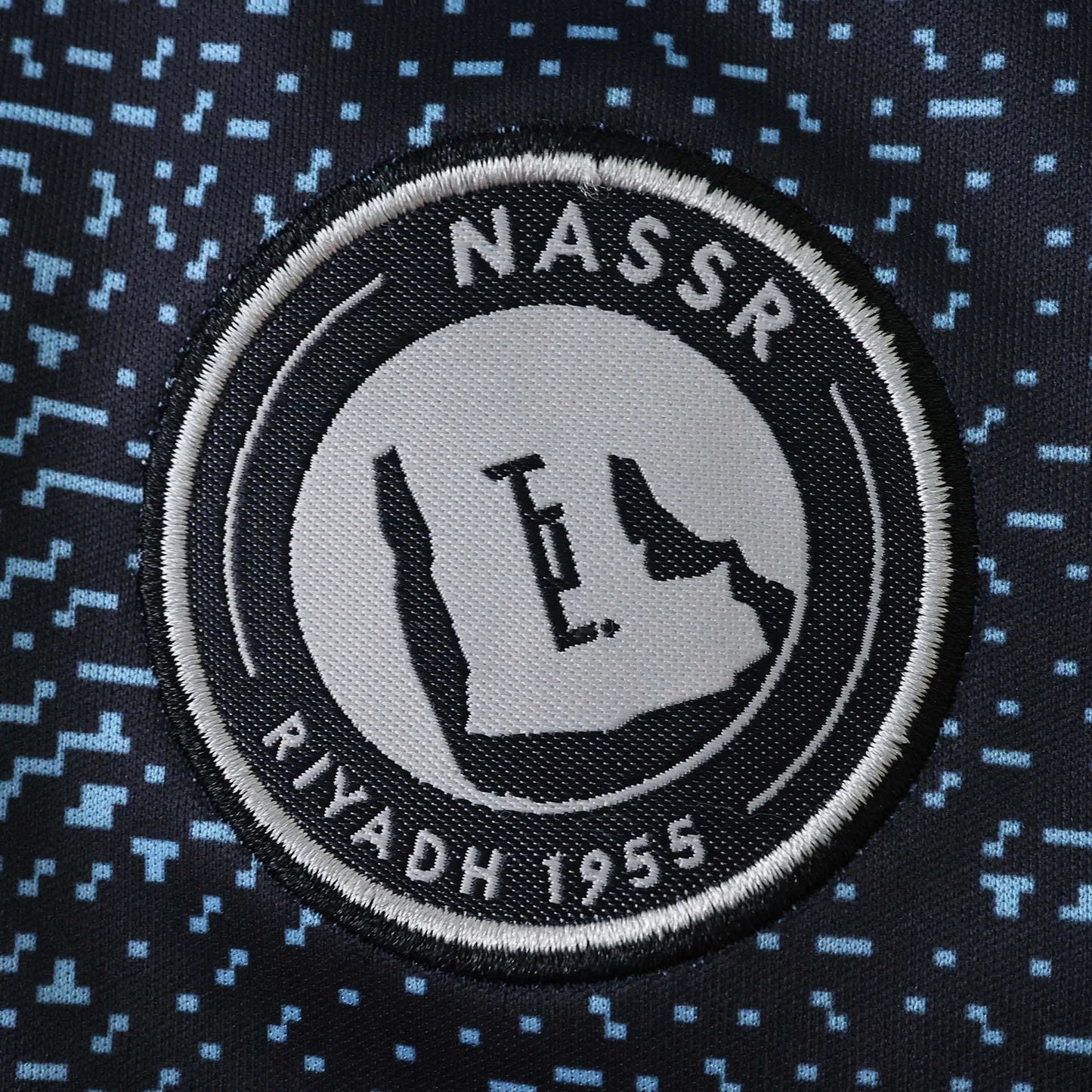 Camisa oficial infantil Al Nassr. Kit Mini Mantos com escudo bordado, texto NASSR e Riyadh 1955 em destaque