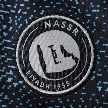Camisa oficial infantil Al Nassr. Kit Mini Mantos com escudo bordado, texto NASSR e Riyadh 1955 em destaque