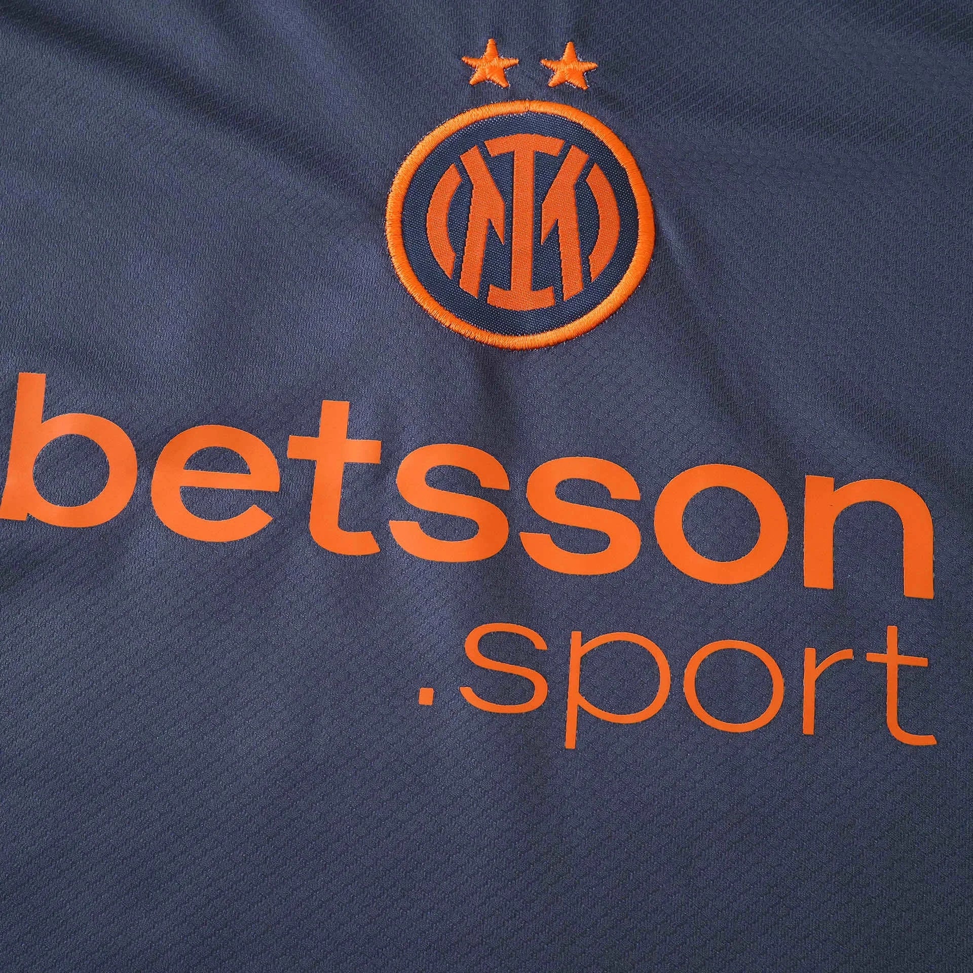 Camisa oficial infantil kit Mini Mantos Inter Milan azul-marinho com logo e patrocinador Betsson laranja