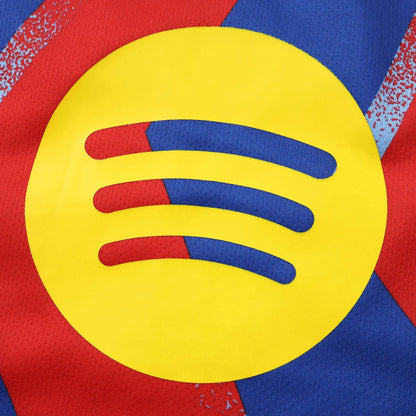 Logo amarelo do Spotify sobreposto a tecido de uniforme listrado em vermelho e azul.