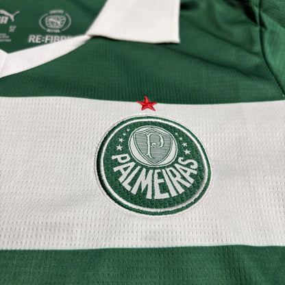 detalhe do escudo do Palmeiras. bordado na camisa.