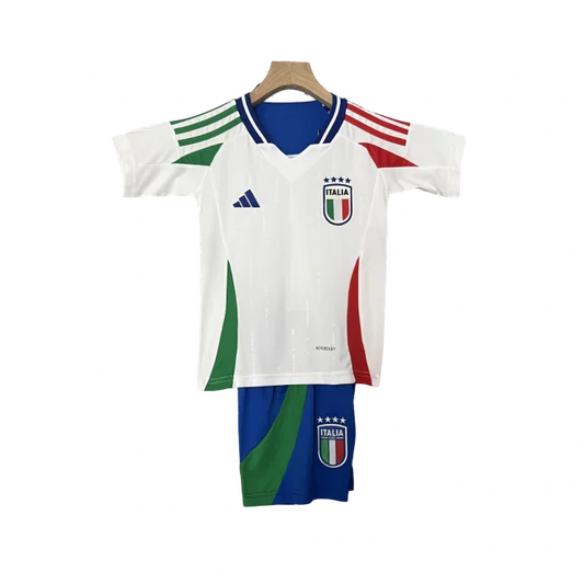 Kit infantil da Italia, camisa branca com detalhes verde e vermelho nas mangas, shorts azul com listra verde e escudo da Italia.