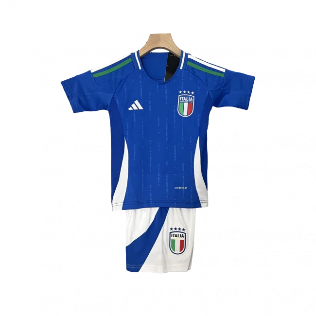 Kit infantil da seleção da Itália, camisa azul com detalhes brancos e verdes, shorts brancos com detalhes azuis. Escudos da Itália.