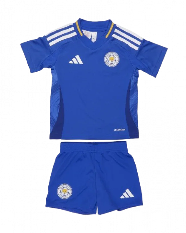 Kit infantil do Leicester City com camisa e calção azul royal, três listras brancas e gola com detalhe amarelo.