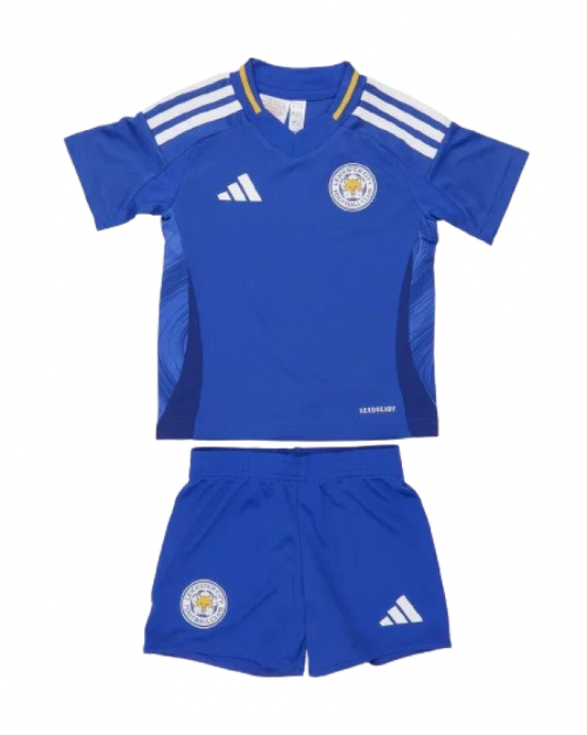 Kit infantil do Leicester City com camisa e calção azul royal, três listras brancas e gola com detalhe amarelo.