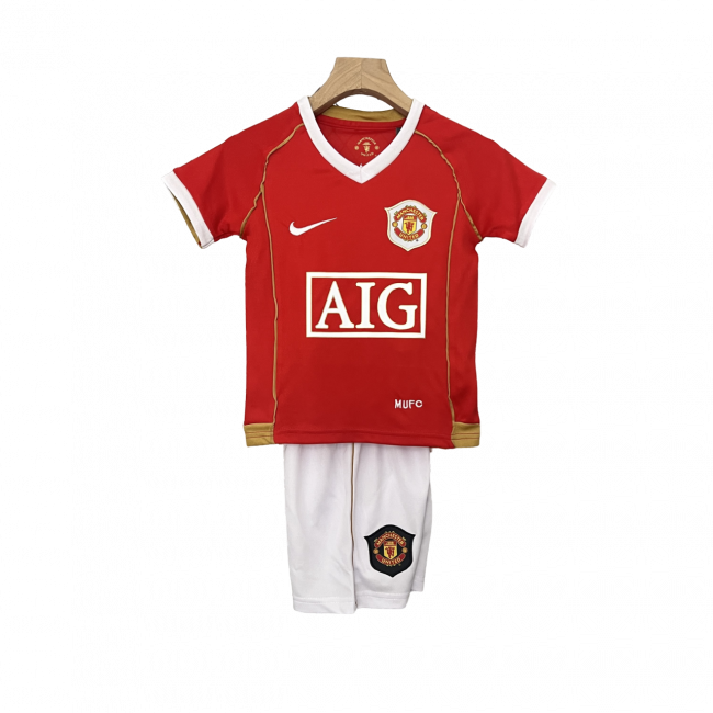 Camisa infantil retrô do Manchester United I 06/07. Estilo e nostalgia para os fãs. Compre agora!