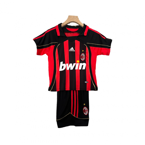 Camisa infantil retrô do Milan I 06/07. Reviva os momentos clássicos. Compre já!