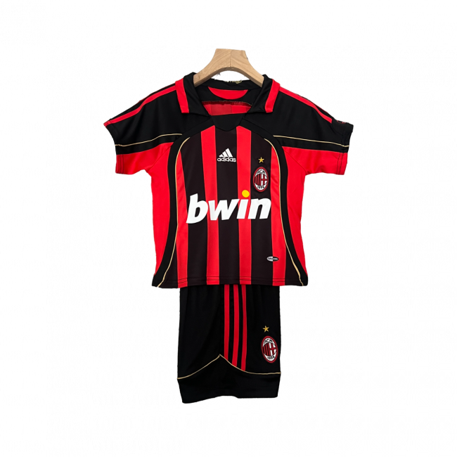 Camisa infantil retrô do Milan I 06/07. Reviva os momentos clássicos. Compre já!