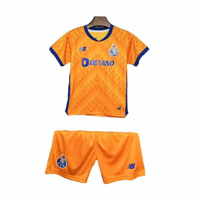 Kit infantil FC Porto laranja 24/25 com camisa e shorts. Logo New Balance, escudo do Porto e patrocinador Betano visíveis.