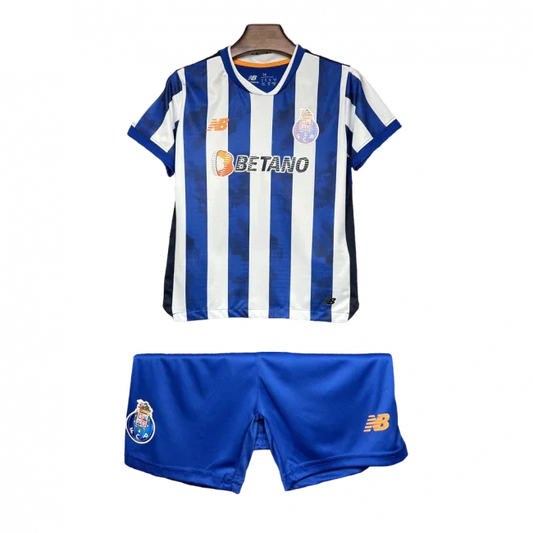Kit infantil do Porto com camisa listrada em azul e branco e shorts azuis. Escudo do Porto e logos New Balance visíveis.
