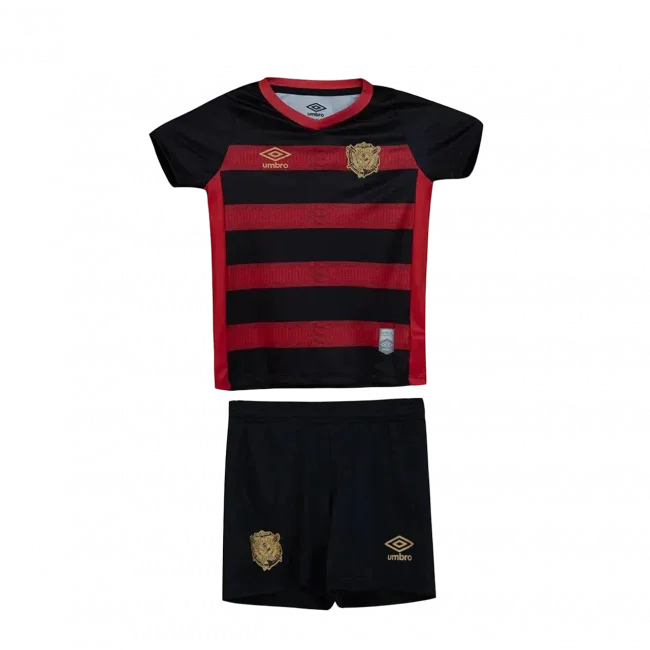 Kit infantil Sport Recife I 24/25 preto com listras vermelhas horizontais, escudo dourado e logo Umbro na camisa e shorts pretos.