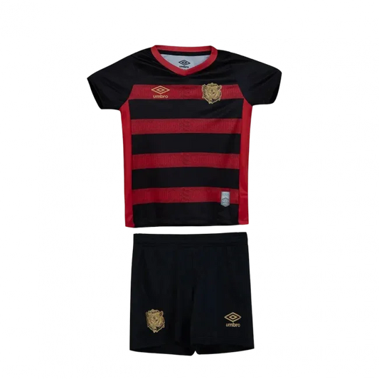 Kit infantil Sport Recife I 24/25 preto com listras vermelhas horizontais, escudo dourado e logo Umbro na camisa e shorts pretos.