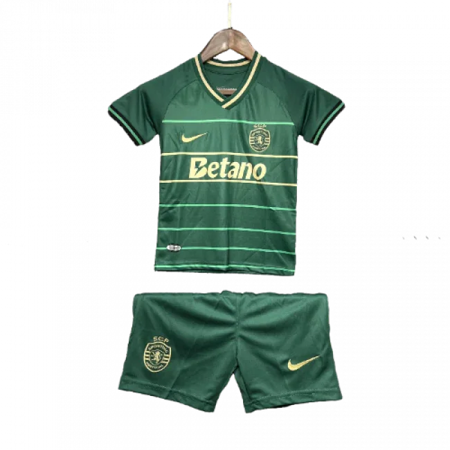 Kit infantil do Sporting II 24/25, camisa e shorts verde escuro com listras verde claro, detalhes em dourado e escudos.