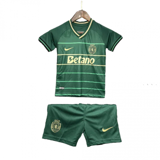 Kit infantil do Sporting II 24/25, camisa e shorts verde escuro com listras verde claro, detalhes em dourado e escudos.