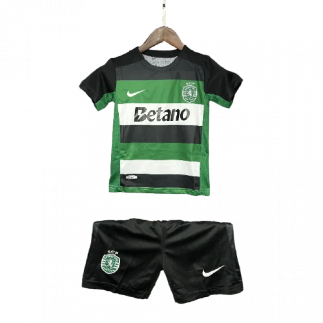 Kit infantil Sporting Lisboa I 24/25, camisa listrada verde, preta e branca com escudo, logo Nike e Betano, shorts pretos com escudo e logo Nike.