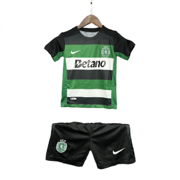 Camisa infantil do Sporting Lisboa I 24/25. Perfeita para os pequenos torcedores. Garanta a sua!