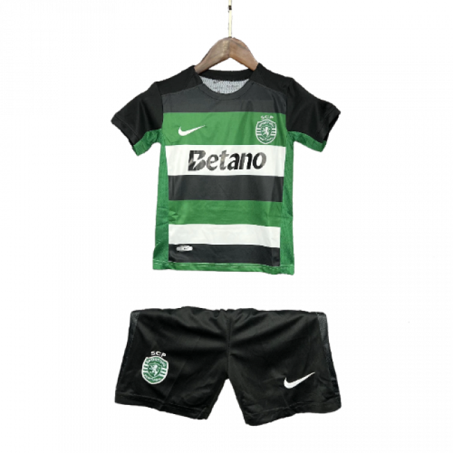 Camisa infantil do Sporting Lisboa I 24/25. Perfeita para os pequenos torcedores. Garanta a sua!