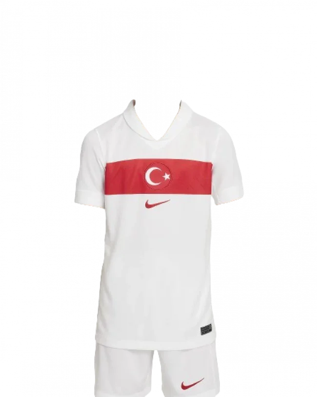 Kit infantil branco da Turquia I 24/25 com camisa de faixa vermelha no peito, lua e estrela brancas, e shorts brancos.