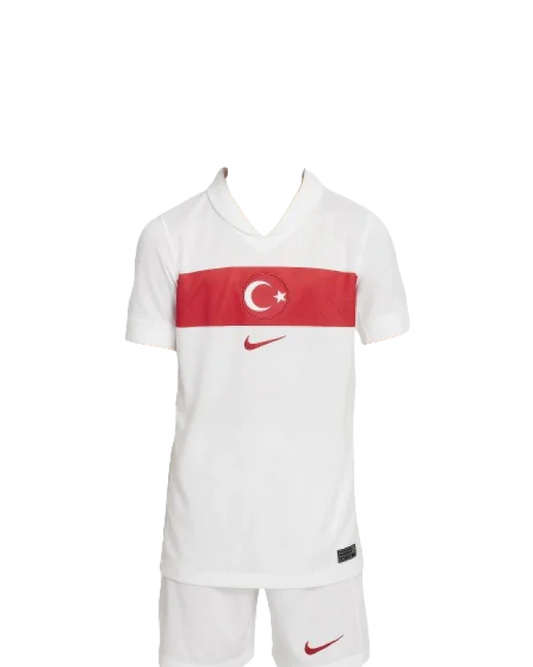 Kit infantil branco da Turquia I 24/25 com camisa de faixa vermelha no peito, lua e estrela brancas, e shorts brancos.