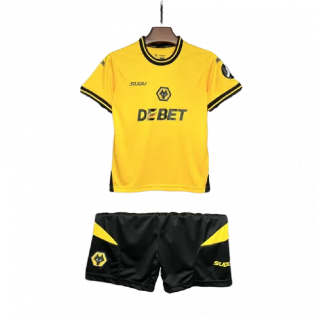 Kit infantil do Wolverhampton. Camisa amarela com gola preta e listras pretas nos punhos, escudo do lobo. Short preto com detalhes amarelos.