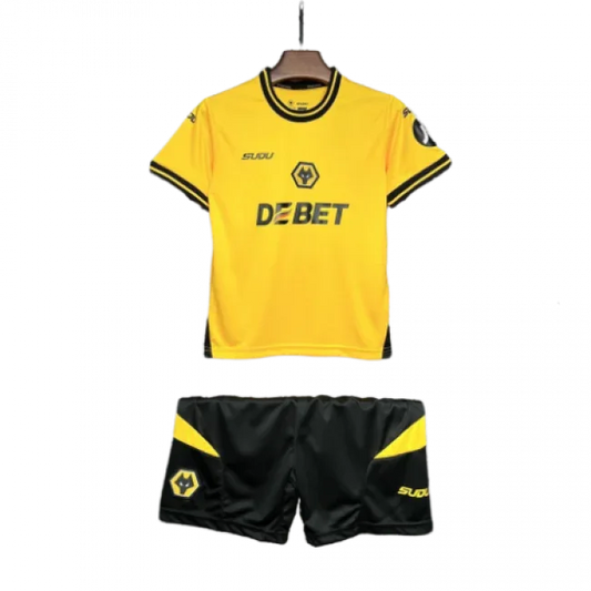 Kit infantil do Wolverhampton. Camisa amarela com gola preta e listras pretas nos punhos, escudo do lobo. Short preto com detalhes amarelos.